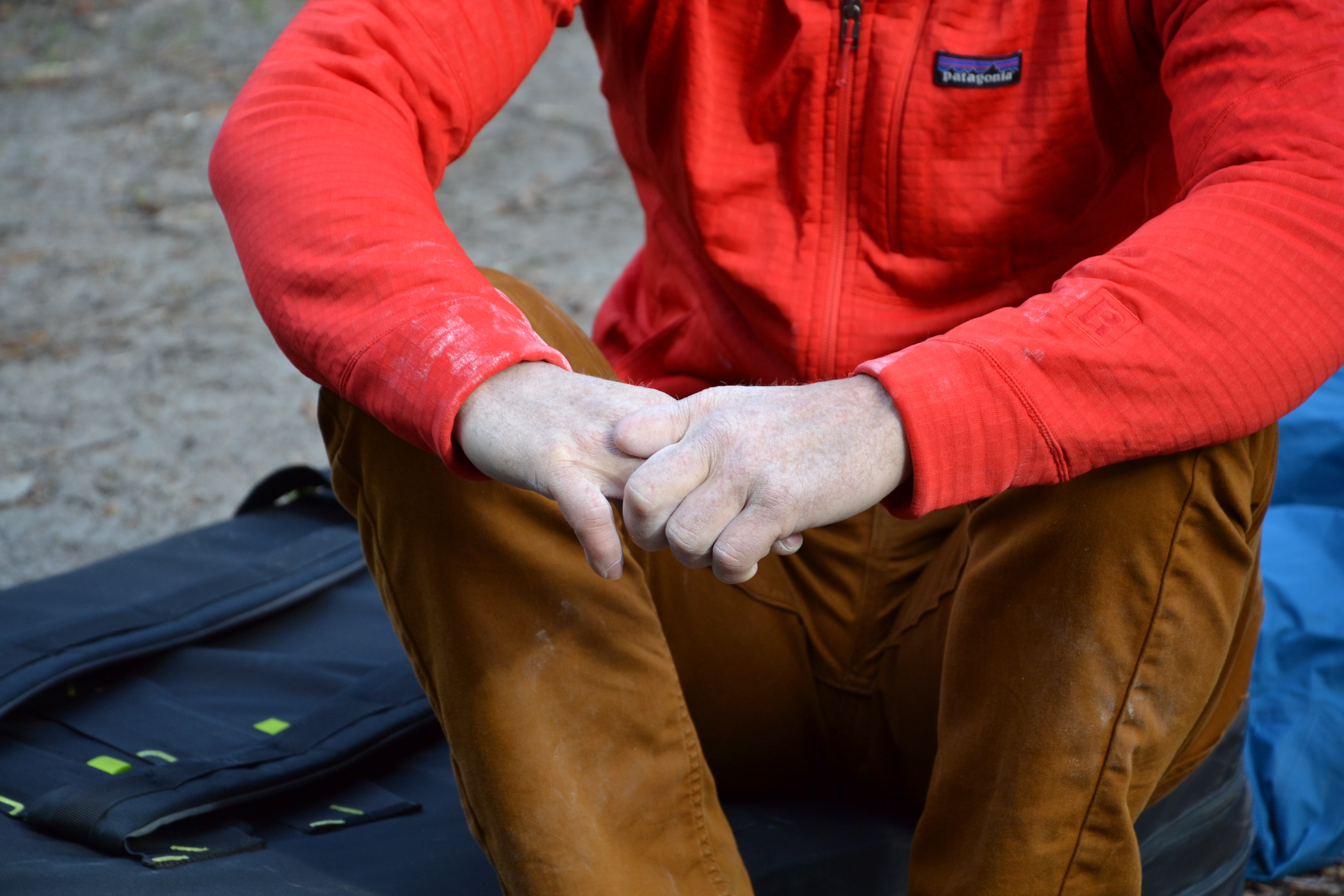 Le mani di Tommy Caldwell con indosso il pile R1. Foto Gian Luca Gasca