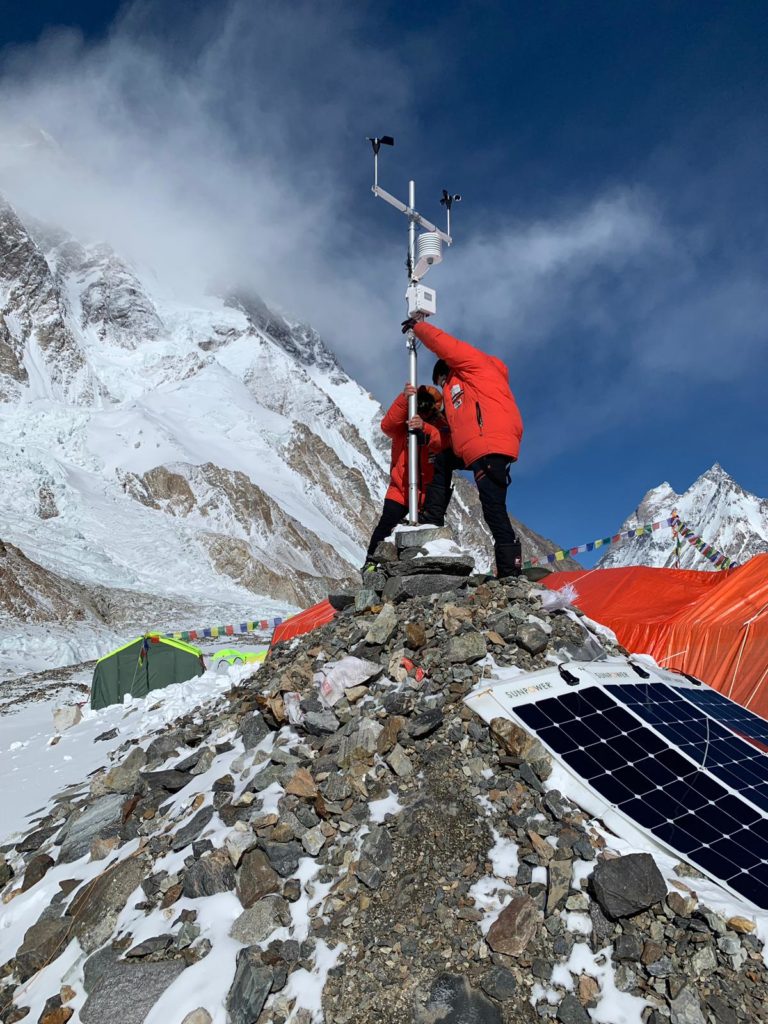 Il montaggio della stazione meteorologica. Foto archivio Alex Txikon