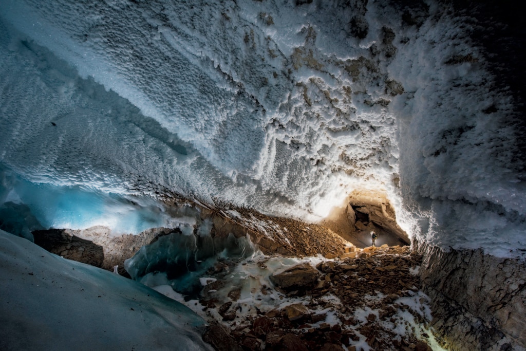 Colate di calcite e concrezioni di ghiaccio nella “Sala della luna piena”, dove la temperatura si aggira sui –5 °C. (© Robbie Shone/Alamy) 