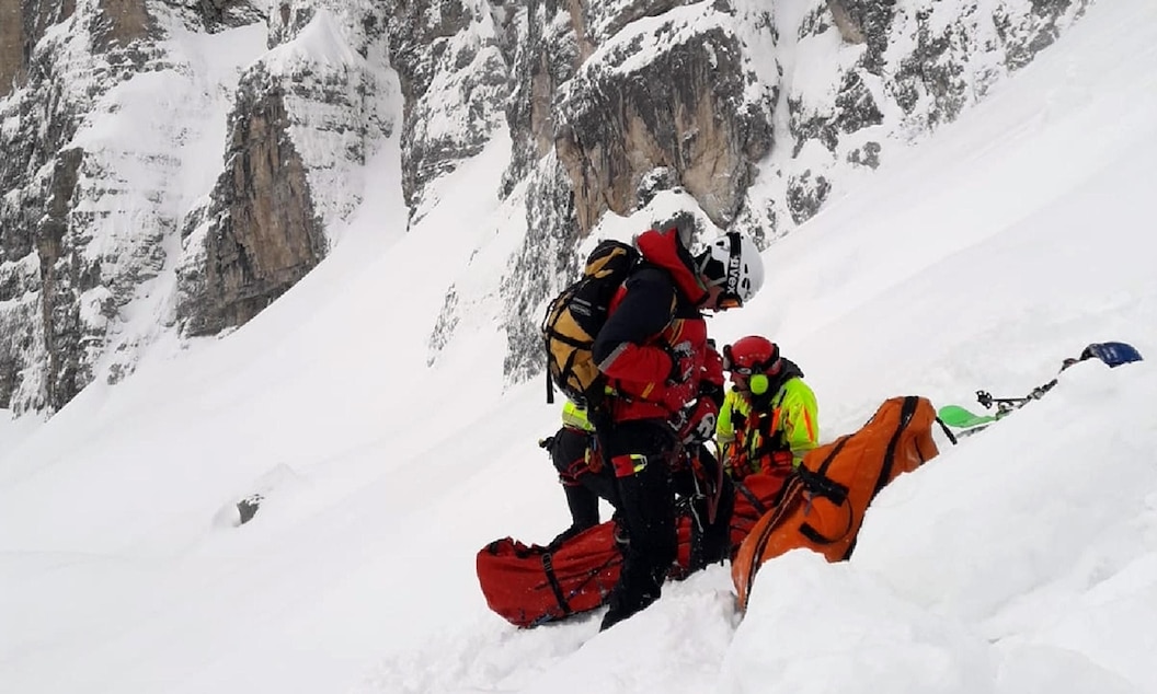 Photo of Dolomiti di Brenta: valanga travolge cordata sulla cima Tosa, feriti tre alpinisti