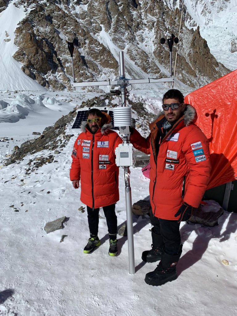 La stazione meteorologica posizionata al campo base. Foto archivio Alex Txikon