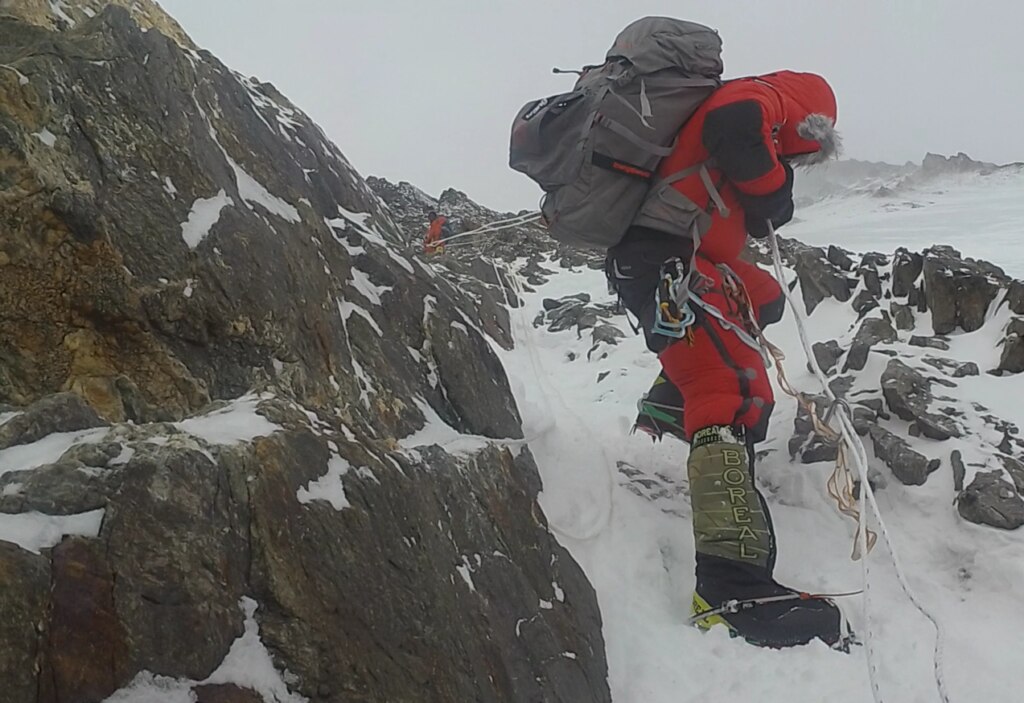Alex in azione sulla montagna. Foto archivio Alex Txikon