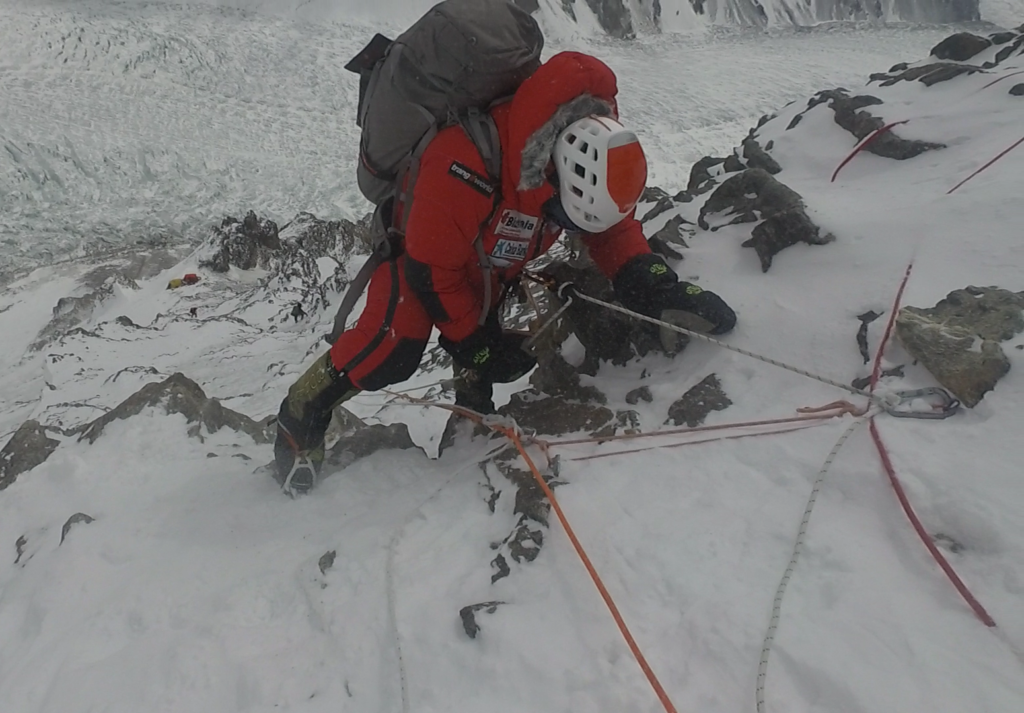 Si sale, sfruttando le corde fisse. Foto archivio Alex Txikon