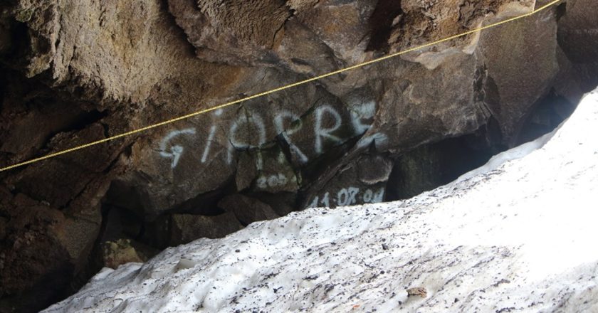 grotta del gelo, sicilia, etna, graffiti, vandalismo
