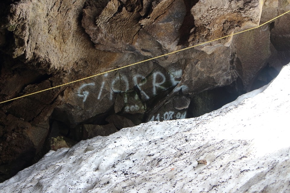 grotta del gelo, sicilia, etna, graffiti, vandalismo