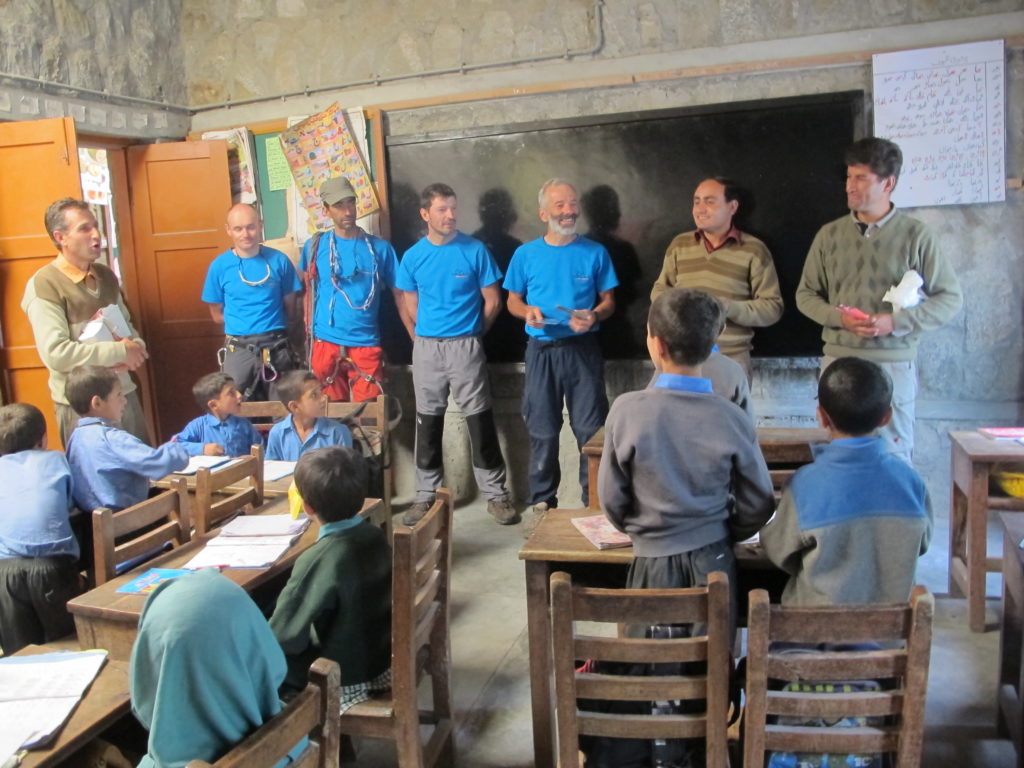 2013 lezione nella scuola di Ghotolti. Foto Tarcisio Bellò