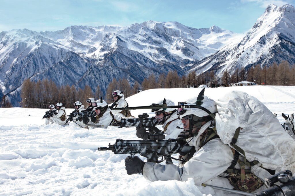 Alpini, di stanza a Cuneo, durante un’esercitazione invernale al Pian dell’Alpe, sopra Usseaux (To). Foto @ Lazzaro Cutrone 