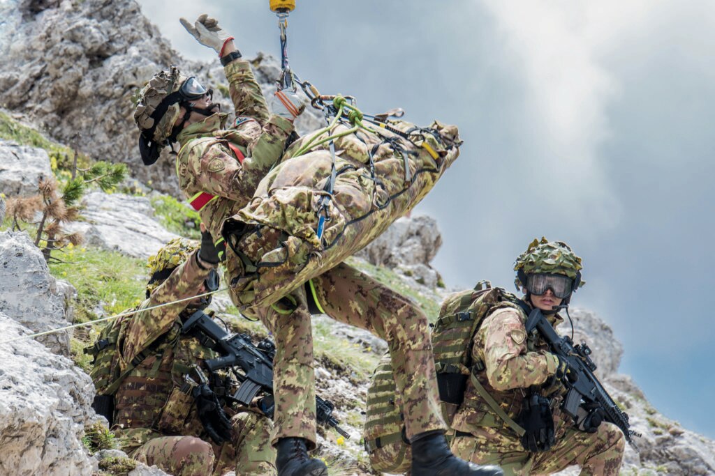 Un’esercitazione di recupero tramite verricello di un militare ferito al Passo di Falzàrego.  Foto @ Esercito Italiano