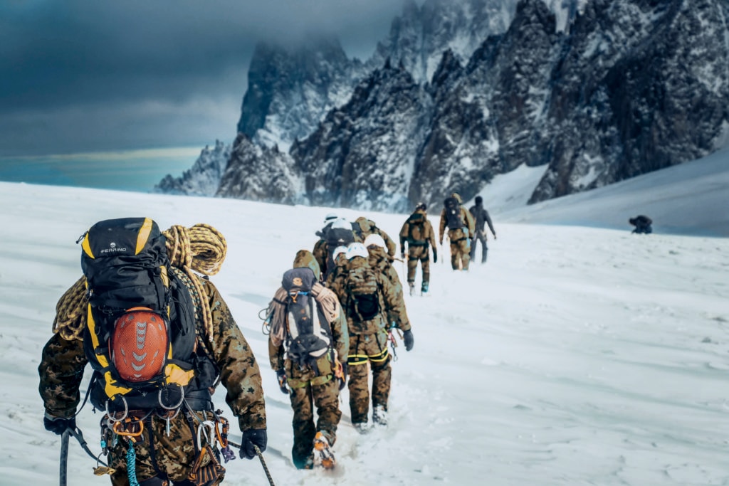 Movimento di truppe alpine sul Ghiacciaio del Gigante (3371 m), nel Massiccio del Monte Bianco. Foto @ Esercito
