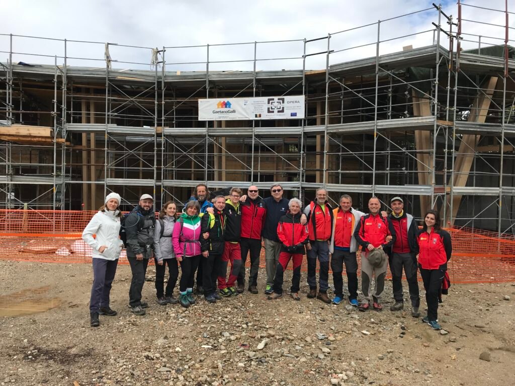 Il presidente Torti e il gruppo del CAI Amatrice al cantiere della Casa della Montagna. Foto CAI