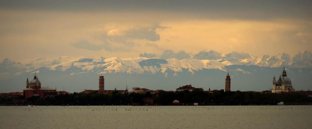 Le Dolomiti innevate viste dalla laguna di Venezia - Foto Marco Contessa