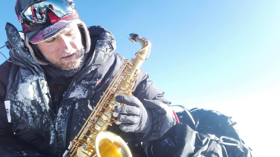 Photo of Con un sassofono in vetta all’Everest. La performance da record di Håkon Erlandsen