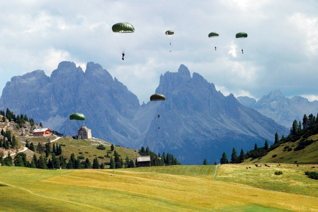 Gli alpini paracadutisti Eccellenza sulla neve e nel cielo. Foto @Ansa 