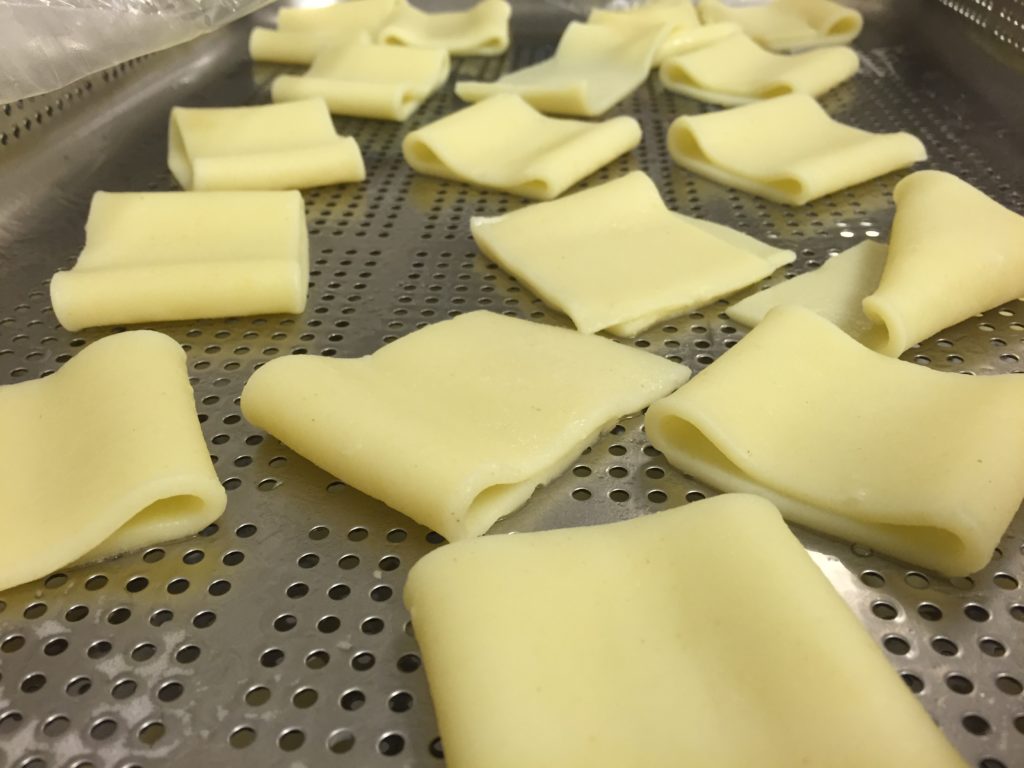 Pasta in fase di essiccazione. Foto archivio Alfio Ghezzi