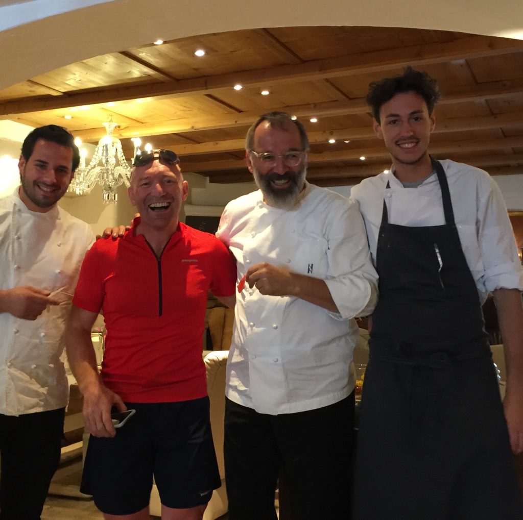 Alfio, in maglia rossa, con Norbert NIederkofler (alla sua sinistra). Foto archivio Alfio Ghezzi