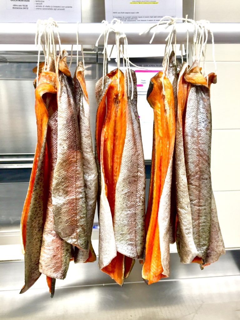 Trota in fase di essiccazione. Foto archivio Alfio Ghezzi