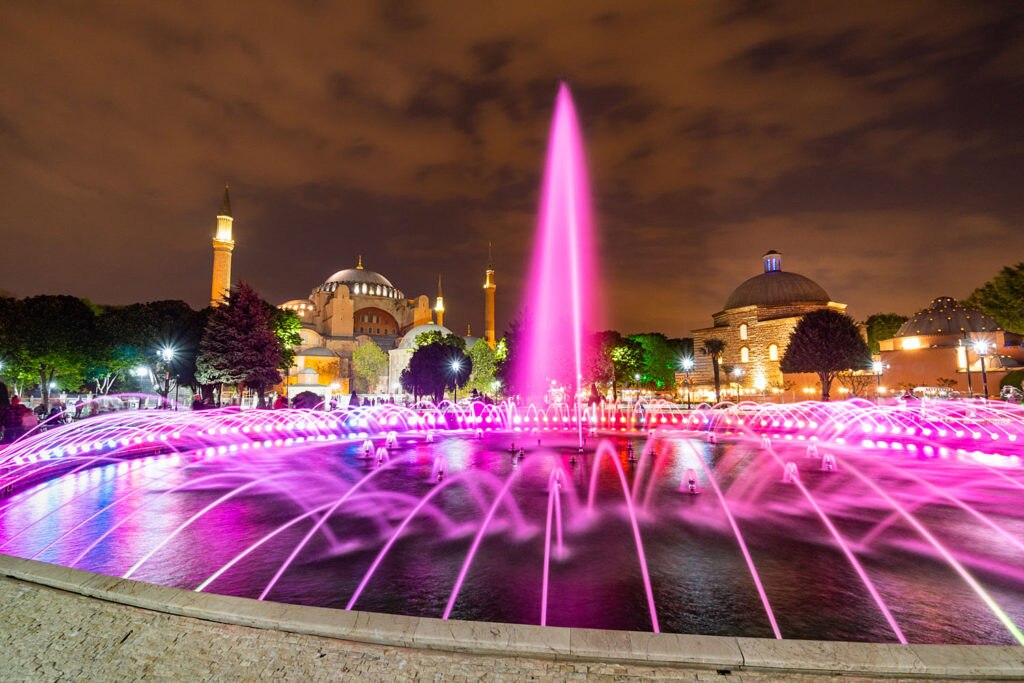 Giochi di luce nella notte di Istanbul