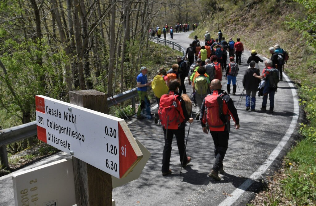 Sentiero Italia, accanto al Lago Scandarello