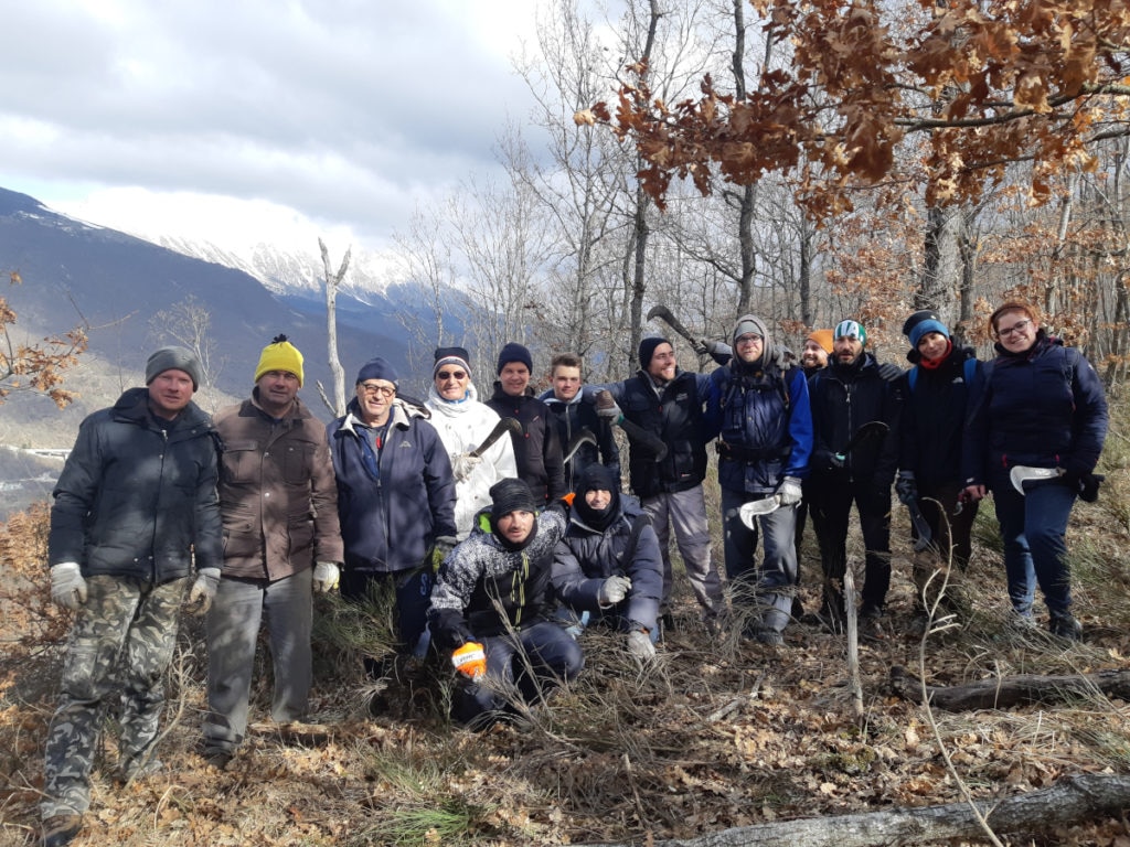 Soci di Arquata Potest durante il lavoro sui sentieri