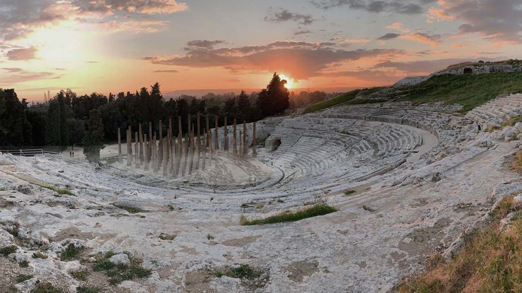 Il progetto "Un bosco morto per  le troiane" nel Teatro Greco di Siracusa - Credits: Stefano Boeri Architetti, Socio fondatore: Stefano Boeri, Capo progetto: Anastasia Kucherova, Lighting Design: Angelo Linzalata