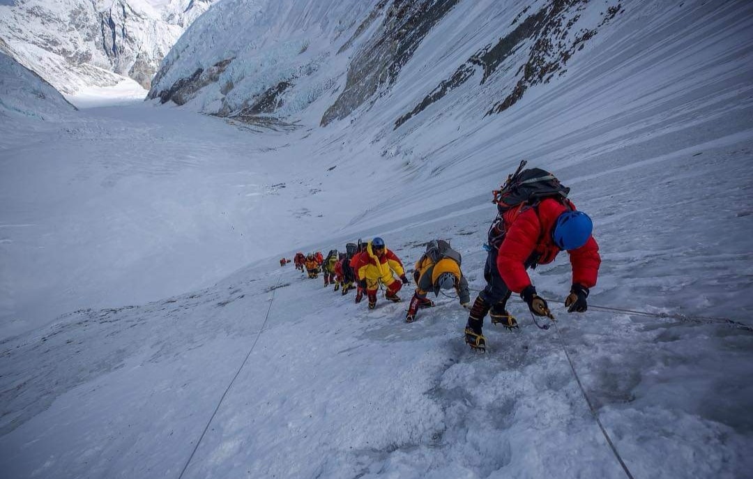 Photo of Everest: dopo la grande folla, iniziano ad arrivare la carovane di yak per smontare il campo base