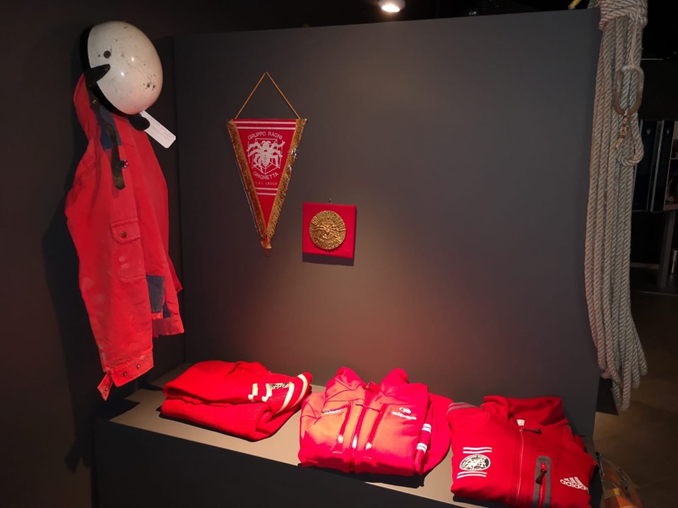 Il maglione rosso e il gagliardetto dei Ragni - Foto FB @I Ragni di Lecco - Arrampicata Alpinism Climbing