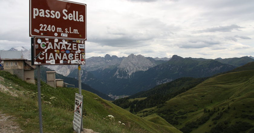passo sella, dolomiti, traffico