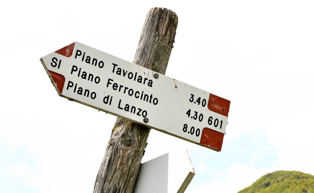 Cartello del SI al Piano di Novacco, foto di Stefano Ardito