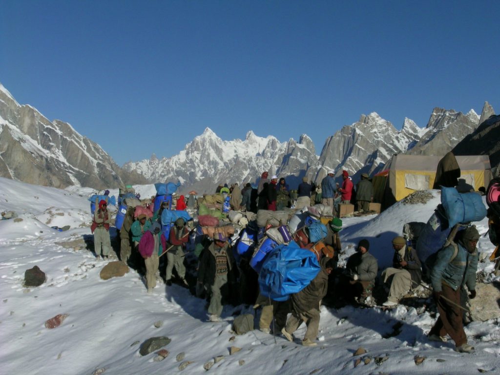Portatori verso il campo base del K2