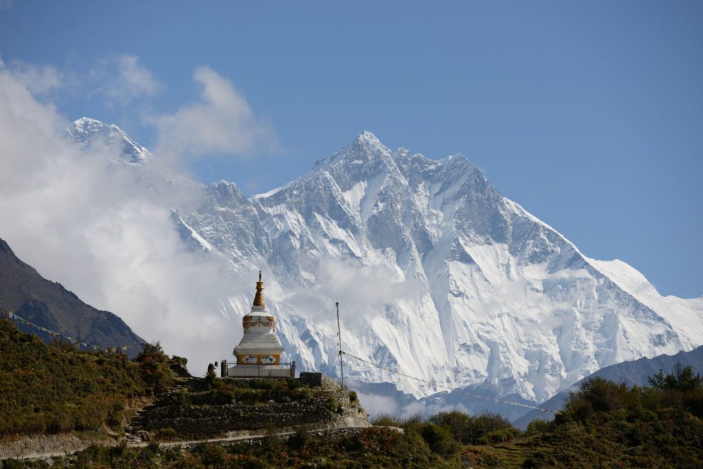 Uno stupa sul percorso di trekking da Namche Bazar a Tengboche. Sullo sfondo spunta l