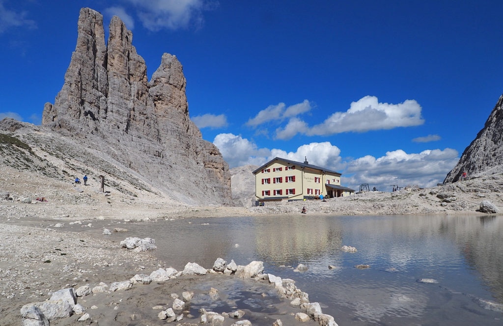Il rifugio Re Alberto e le Torri del Vajolet