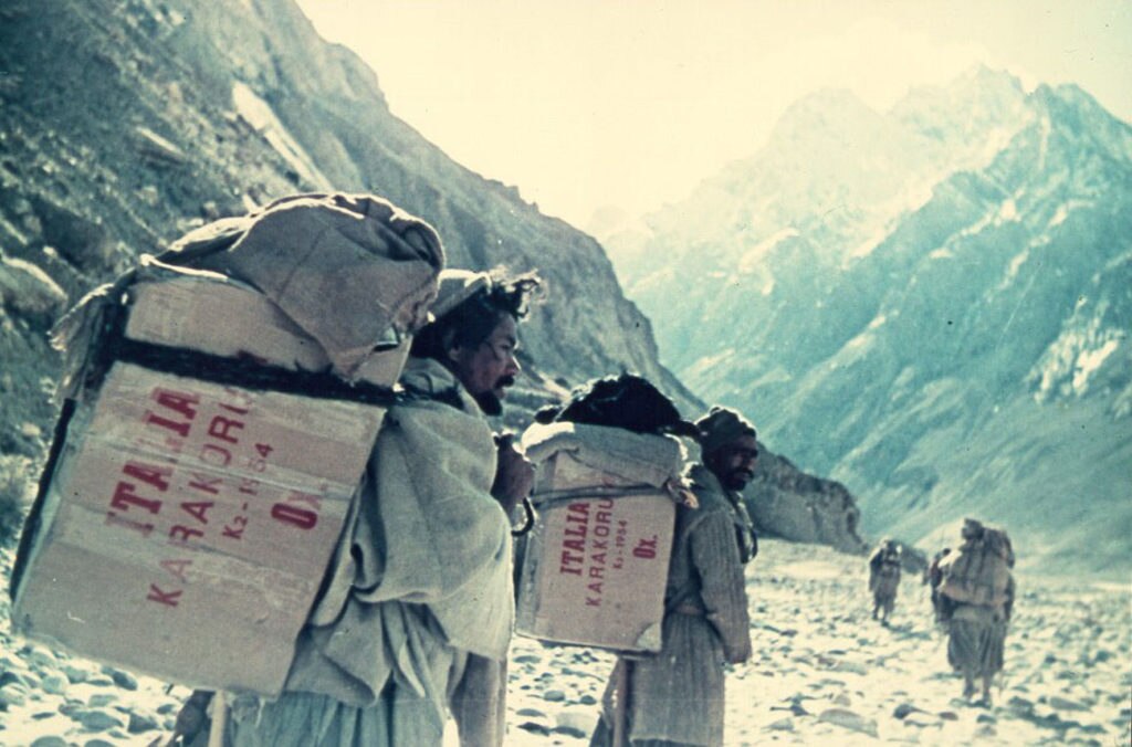Portatori verso il K2 nel 1954