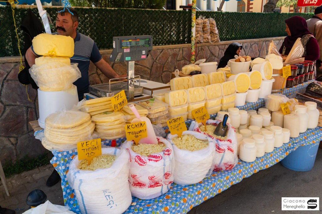 Angolo dei formaggi nel mercato di Golova