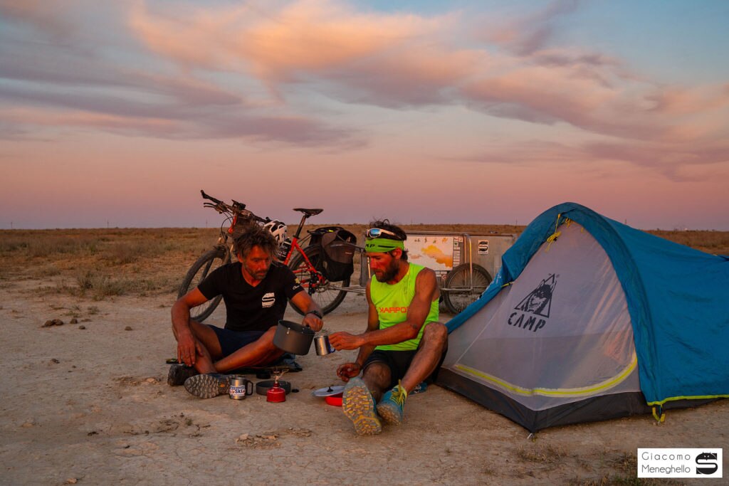 Un tramonto nel deserto kazako