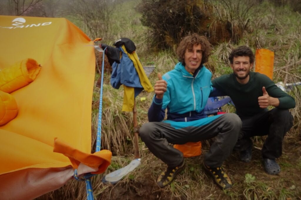 Tomas e Pietro a campo base. Archivio Tomas Franchini