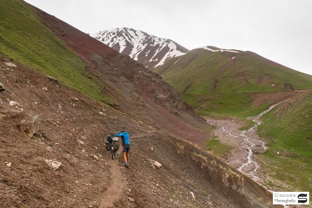 Il complicato avvicinamento al campo base del Pik Lenin
