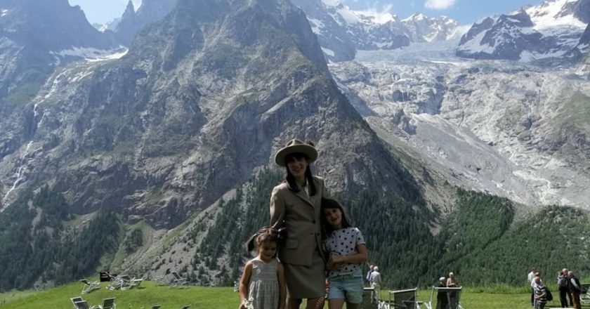 Anna Torretta con la divisa delle Guide di Courmayeur e le sue due bambine. Foto Facebook Anna Torretta