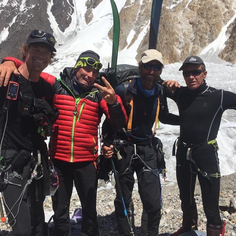 Dan Bowie, Marco Confortola, Cala Cimenti e Denis Urubko al campo base dopo il salvataggio di Francesco Cassardo