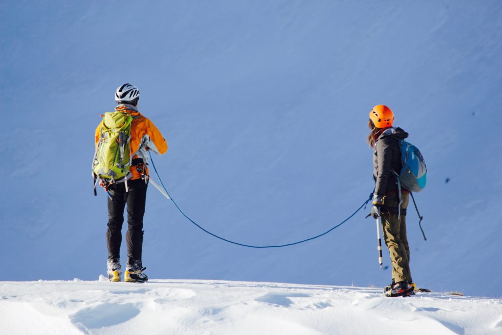 Una Guida alpina accompagna un cliente - Foto Ufficio Stampa Guide Alpine Lombardia