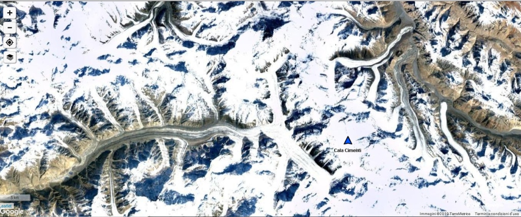 La freccia blu indica la posizione in cui è avvenuto il recupero di Francesco Cassaro. Riconoscibile, al centro, il Circo Concordia. In altro si nota bene invece la piramide del K2 con la parete Nord in ombra. 