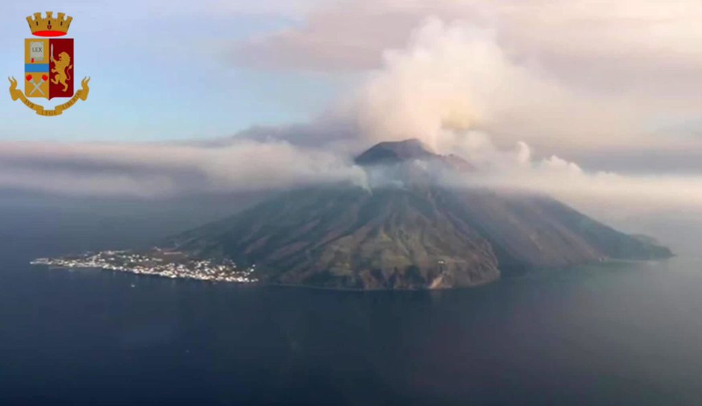 L'eruzione del vulcano Stromboli (foto @ EPA/POLIZIA DI STATO - ANSA)