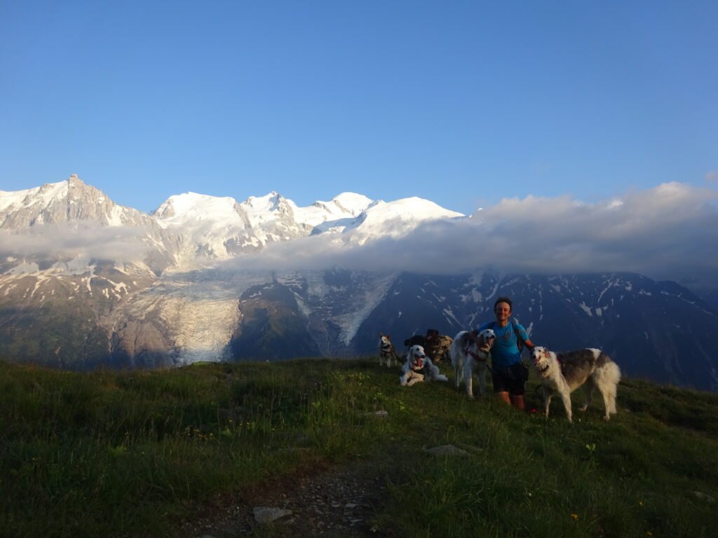 Alessandro Forni in compagnia dei suoi cani, fedeli compagni di avventure in montagna