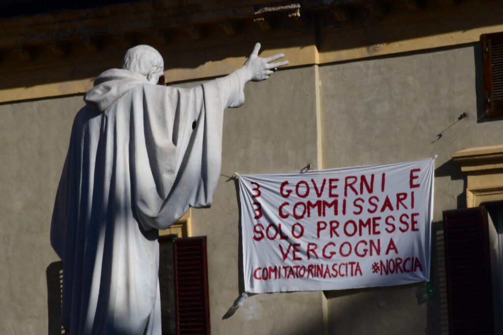 Norcia, San Benedetto e lo striscione