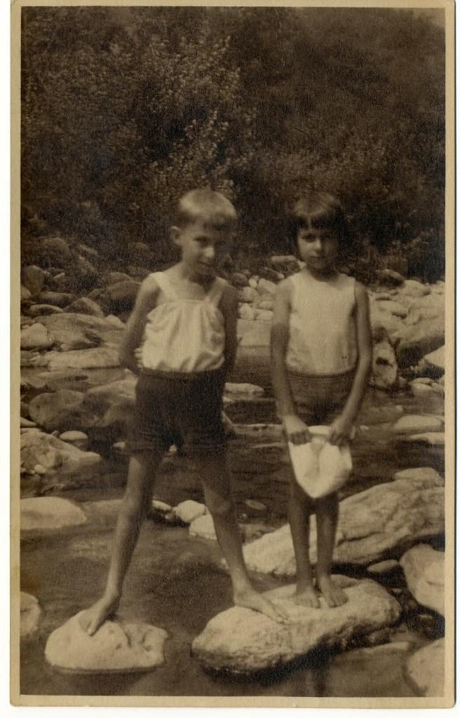 Primo Levi assieme alla sorella Anna Maria nel 1928 a Torre Pellice. Foto @ wikimedia comons