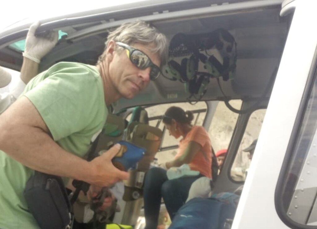 Mario Vielmo in primo piano, sull