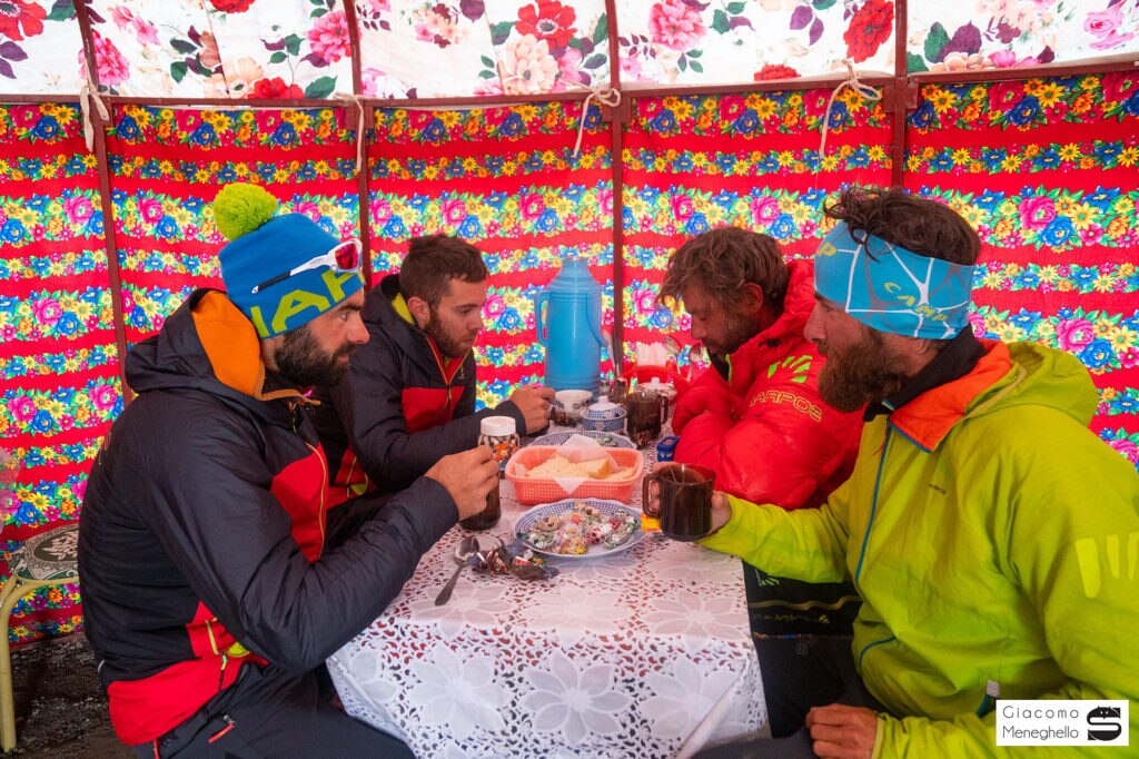 Colazione al Campo 1 del Pik Lenin