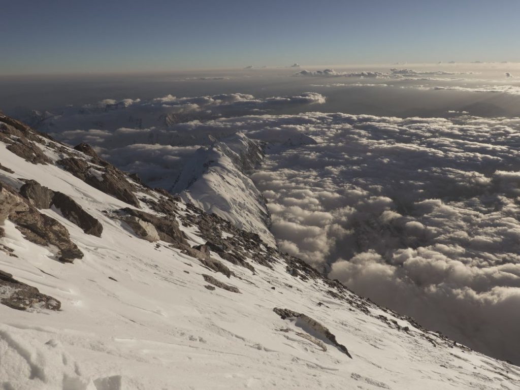 Il panorama da pochi metri sotto la vetta. Foto Archivio Cala Cimenti