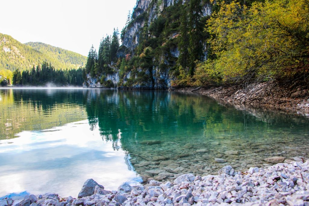 Il magico colore smeraldo della acque del lago di Braies - Foto Yallapeena