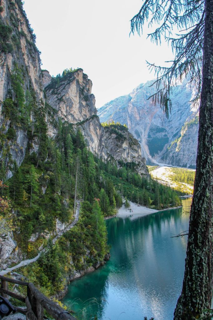 Il lago di Braies nascosto tra le fronde degli alberi - Foto Yallapeena