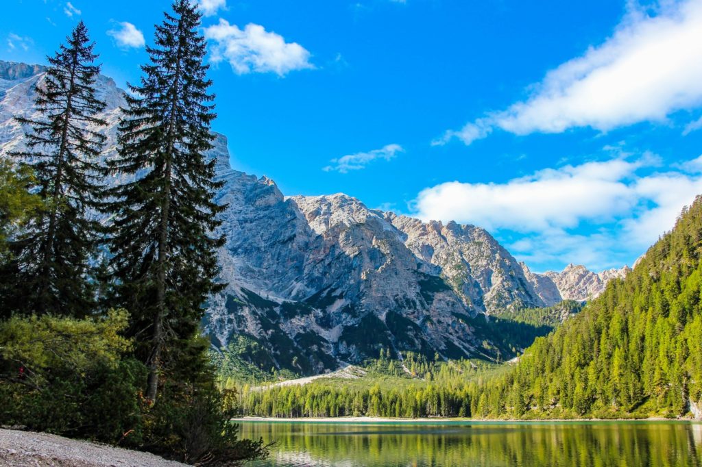 Il lago di Braies e le Dolomiti sulle sfondo - Foto Yallapeena